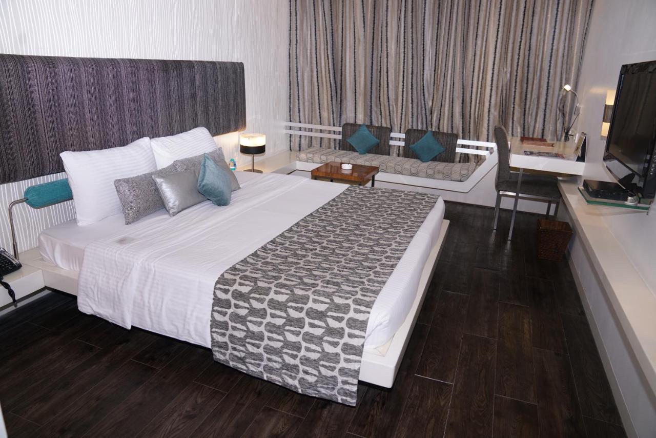 Hotel Kohinoor Continental,Airport Мумбай Екстериор снимка