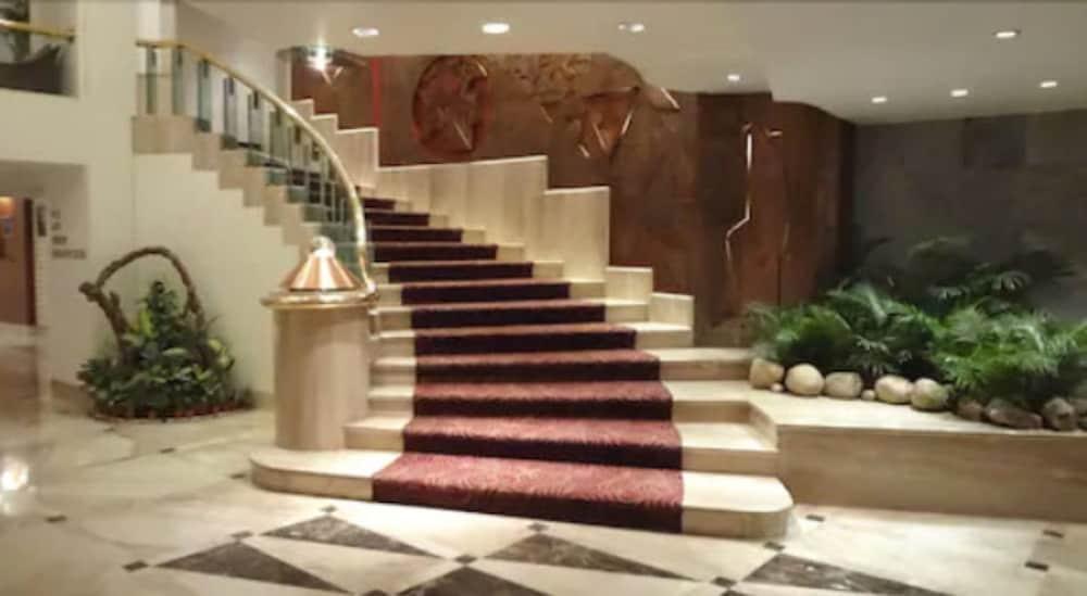 Hotel Kohinoor Continental,Airport Мумбай Екстериор снимка