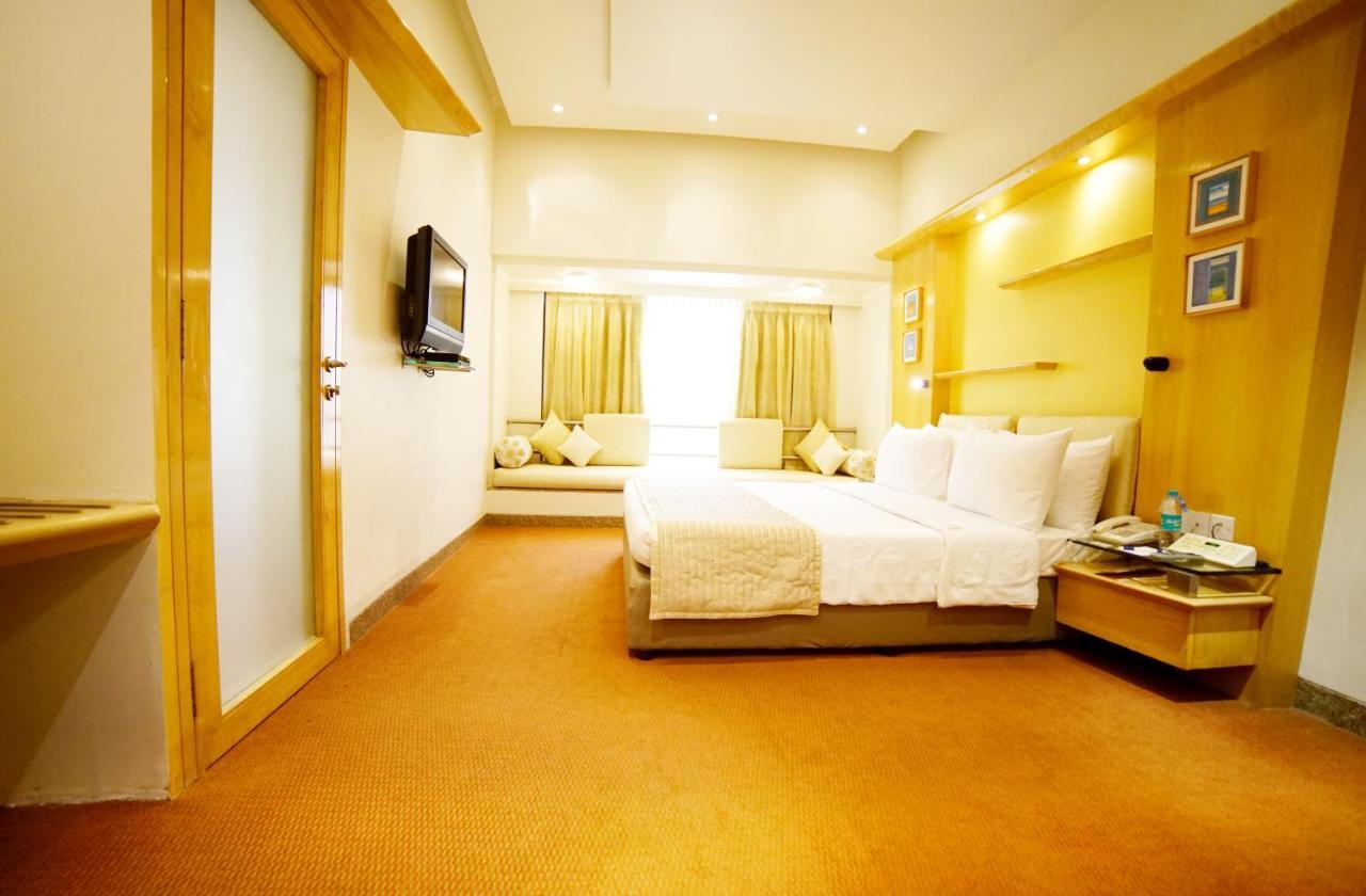Hotel Kohinoor Continental,Airport Мумбай Екстериор снимка